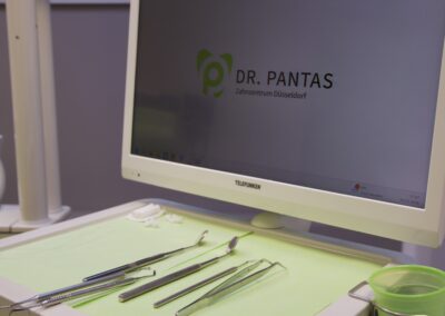 Behandlungsmonitor und Instrumente in der Zahnarztpraxis Dr. Pantas Düsseldorf