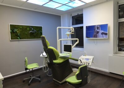 Behandlungsraum mit Himmelsdecke und Mooswand bei Zahnarzt Dr. Pantas Düsseldorf