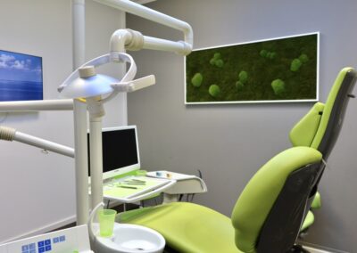 Behandlungsraum mit Strandmotiv und Moosbild bei Dr. Pantas Düsseldorf