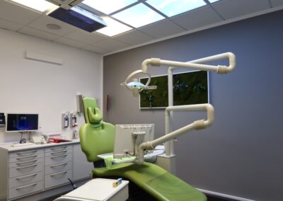 Seitliche Ansicht eines Behandlungsraums mit Moosbild bei Dr. Pantas