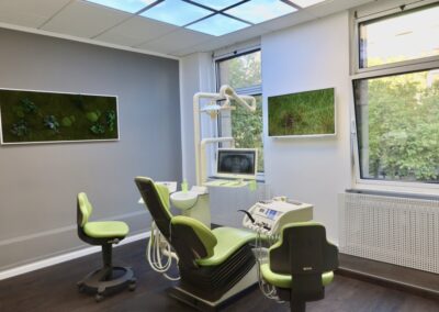 Lichtdurchfluteter Behandlungsraum mit Naturbildern in der Zahnarztpraxis Dr. Pantas