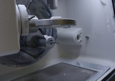 Innenansicht der Ceramill Fräskammer im Dentallabor Dr. Pantas