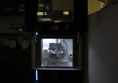 Ceramill Motion Fräskammer beleuchtet im Dentallabor Dr. Pantas