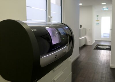 CEREC Primemill im Praxisflur der Zahnarztpraxis Dr. Pantas Düsseldorf
