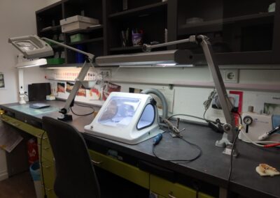 Dentallabor-Arbeitsplatz mit Lupe und Handstück bei Dr. Pantas Düsseldorf