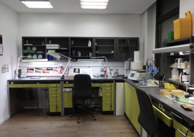 Gesamtansicht des Dentallabors mit Werkbänken bei Dr. Pantas Düsseldorf