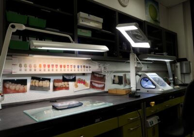 Keramikarbeitsplatz mit Lampen im Dentallabor der Zahnarztpraxis Dr. Pantas
