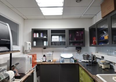 Materialraum mit Geräten im Dentallabor Dr. Pantas