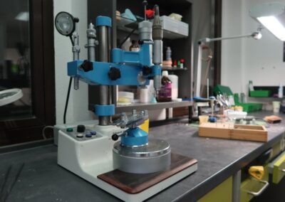 Parallelometer und Frässgerät im Dentallabor Dr. Pantas Düsseldorf