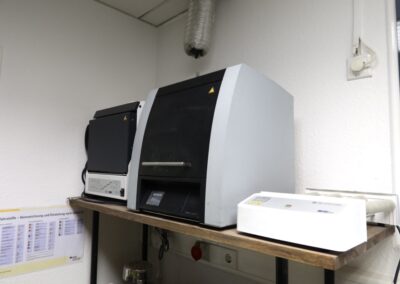 Sinterofen und Nachhärtegerät im Dentallabor Dr. Pantas