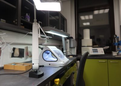 Werkbank mit Lupe und Brennofen im Labor bei Zahnarzt Dr. Pantas Düsseldorf