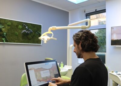 Dr. Pantas am CEREC-System im Behandlungsraum für digitale Zahnmedizin