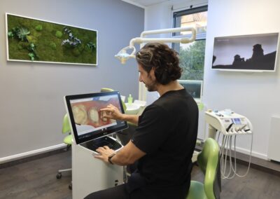 Dr. Pantas mit digitalem Intraoralscanner für Zahndiagnostik