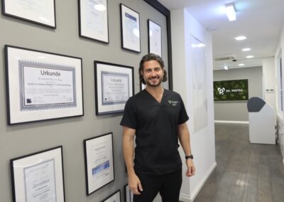 Qualifikationen und Zertifikate von Dr. Pantas im Praxisflur