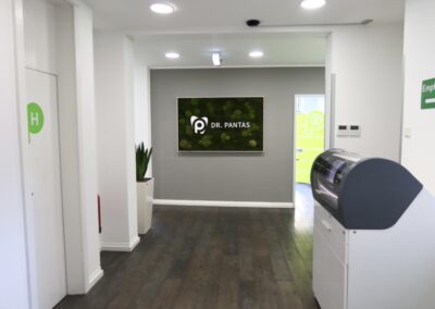 Eingangsbereich mit Mooswand und CEREC Primemill in der Zahnarztpraxis Dr. Pantas
