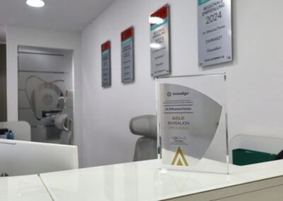 Invisalign Gold Provider Auszeichnung der Zahnarztpraxis Dr. Pantas Düsseldorf