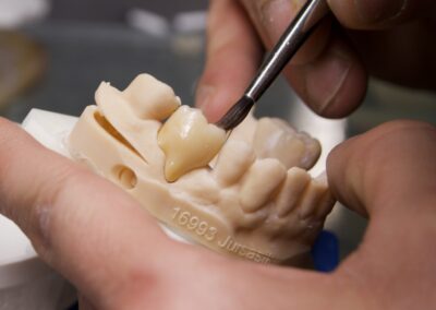 Keramik-Zahnkrone Schichtung mit Pinsel im Dentallabor Dr. Pantas