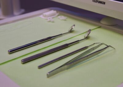 Mundspiegel, Sonde und Pinzette auf Behandlungstray bei Dr. Pantas Düsseldorf