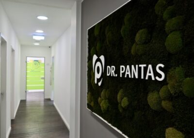 Praxisflur mit Mooswand in der Zahnarztpraxis Dr. Pantas Düsseldorf