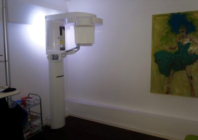 Röntgenraum mit Kunstgemälde in der Zahnarztpraxis Dr. Pantas Düsseldorf