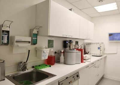 Sterilisationsraum mit Autoklav in der Zahnarztpraxis Dr. Pantas Düsseldorf