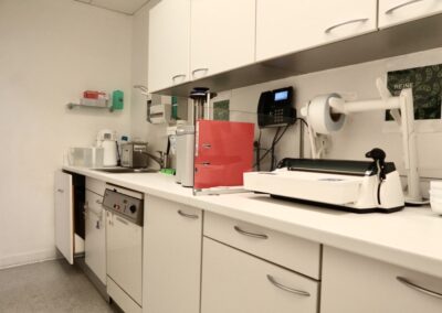 Sterilisationsraum mit Siegelgerät bei Zahnarzt Dr. Pantas Düsseldorf