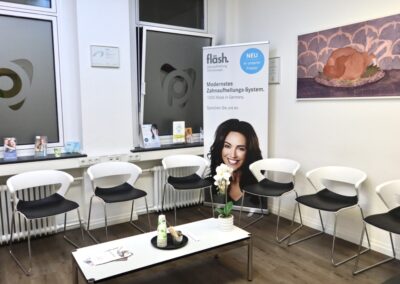 Wartezimmer mit Sitzbereich in der Zahnarztpraxis Dr. Pantas Düsseldorf