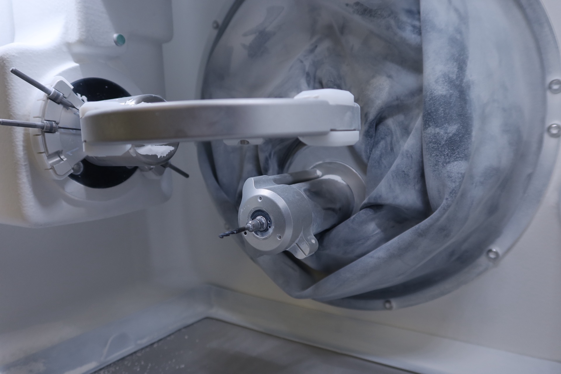 CAD/CAM Fräsmaschine im hauseigenen Dentallabor Dr. Pantas Düsseldorf