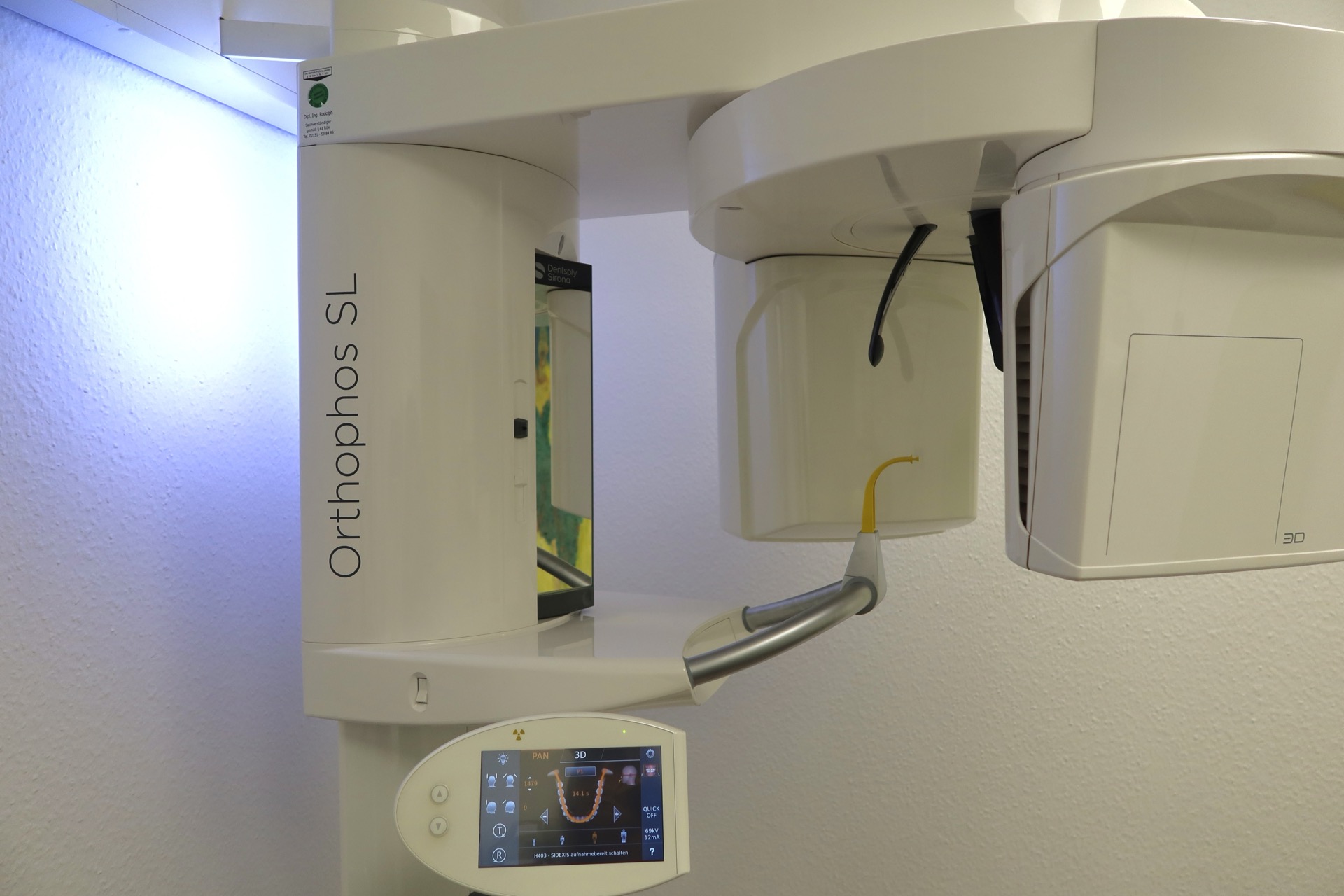 Orthophos SL 3D-Röntgensystem (Dentsply Sirona) für digitale Implantatplanung bei Dr. Pantas Düsseldorf