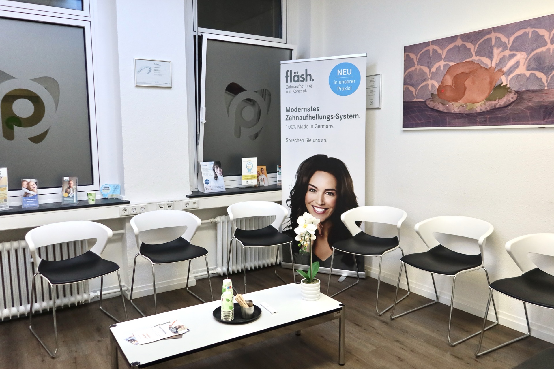 Wartezimmer der Zahnarztpraxis Dr. Pantas in Düsseldorf mit fläsh Zahnaufhellungssystem