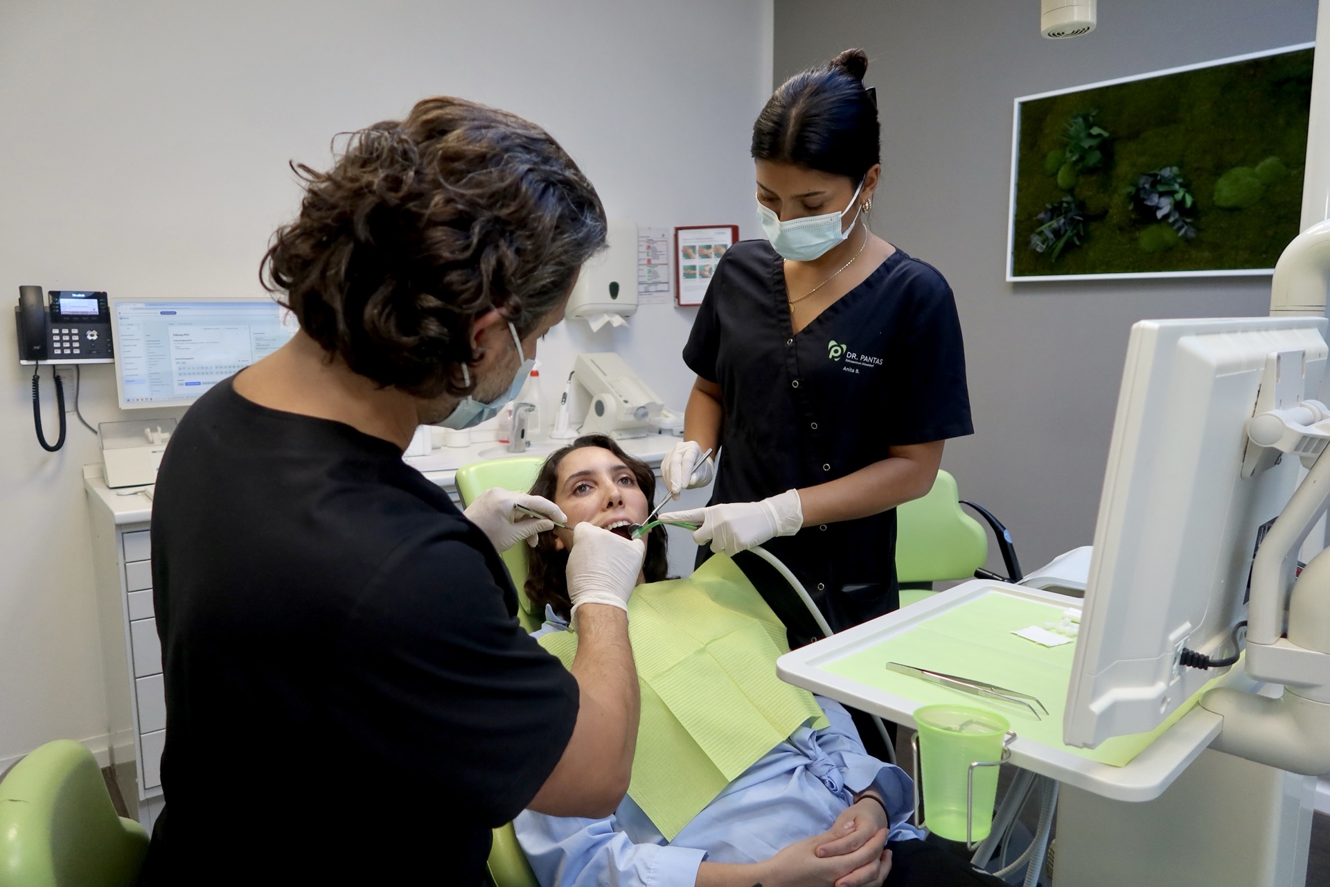 Dr. Pantas und Assistentin bei der Behandlung einer Patientin in der Praxis Düsseldorf